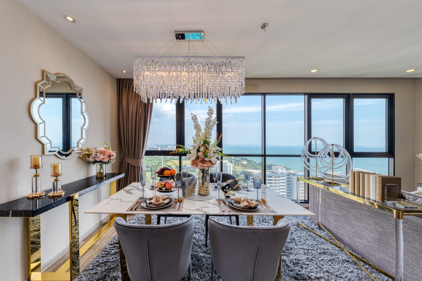Гостиная и столовая квартиры с двумя спальнями в The Panora Pattaya